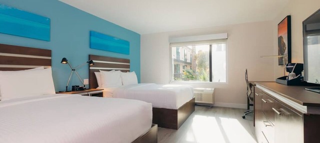 2 Twin Queen Rooms, The Cove Hotel, Heated Pool, Ready for Family Stay