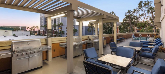 2 Units Retreat | Queen Beds | On-site Pool & Gym