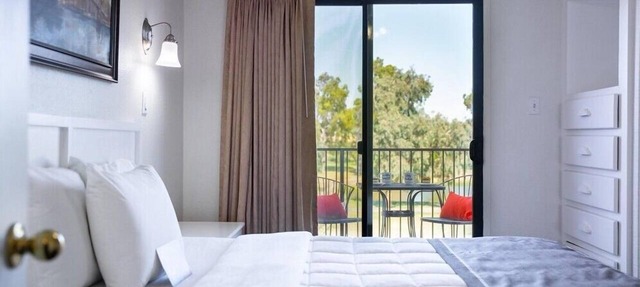 215 Park Views, King Size Bed, Putting Green, Pickleball & More
