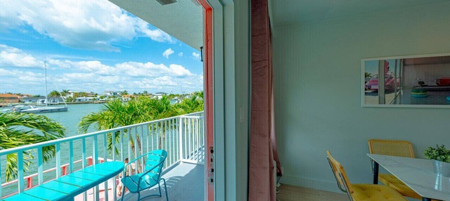 2205 · Retro 1950s Bay & Pool View Oasis - Florida Charm