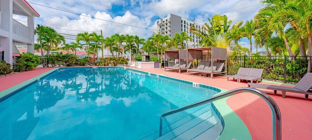 2211 · 3 Min Walk -> Beach/Heated Pool/Free Parking
