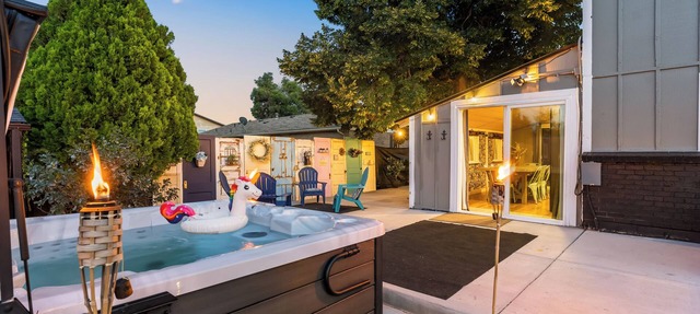 25mins to Denver*Red Rocks*Hot Tub*2 Fire Pits, 1.5hrs to skiing, Pet Friendly