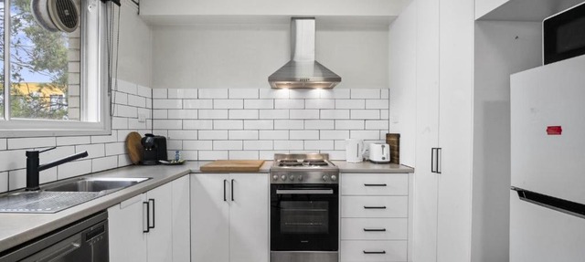 2BR Flemington Walk to Showgrounds Parking