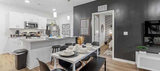 2BR on 1st floor: Pool, Gym, Bikes, Grill, 2 King Beds, and a Sleeper Futon!