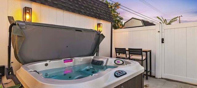 2BR Retreat/HOT TUB, Fire Pit, BBQ, & Yard Oasis