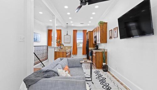 2BR retreat w kitchen & balcony