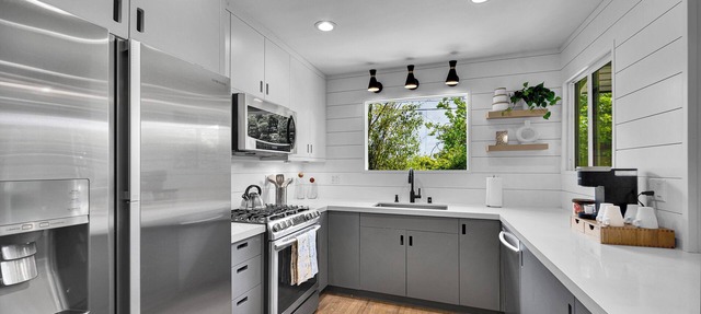 3 BD, 2 BA Modern, Tranquil Oasis (<2 miles from Beach)