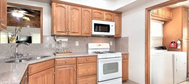 3-bedroom house, pool and other amenities in amazing Tarzana area of Los Angeles