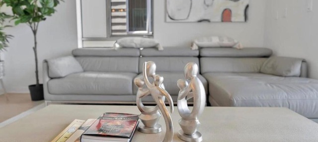 3 Lux large apartment heart of SM