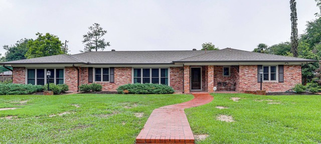 3 Mi to Dtwn Alexandria: Family Home w/Hot Tub!