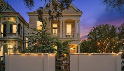 3BR 1BA PARISIAN, Gorgeous, FQ, Streetcar, Balcony sleeps 5