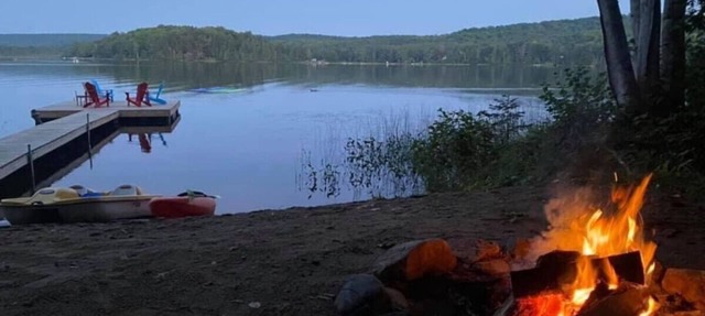 3BR Waterfront Cottage w/Woodstove and Hot Tub