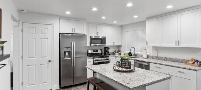 4 Bdrm 6 Bed Clean Pet Friendly HotTub New Kitchen