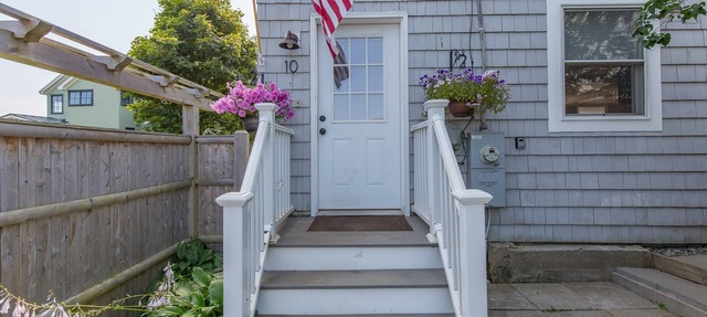 4 bedroom cottage 1 minute walk to Higgins Beach