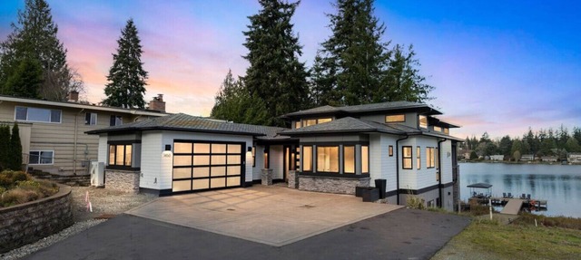 4BR 4BA Modern Lakefront Lodge