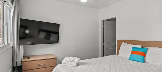 4BR2BA Sleeps 12 Pet-Friendly Steps to Beach