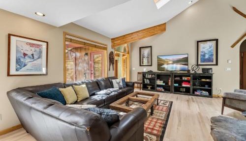 5 BDR Spacious Retreat Peaceful and Serene Views