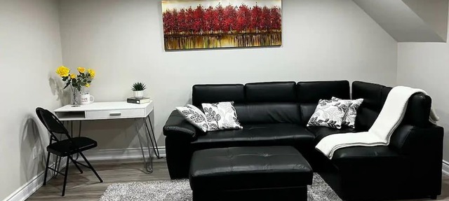 5 Km to Toronto Pearson Airport , Sleeps 4-6