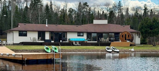 7-bed lakefront house with sauna, beach & boat launch — 15 min from Thunder Bay.