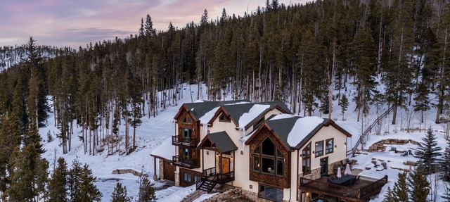 8 bedrooms, amazing views, hot tub, theater, ski shuttle, 1 mile to town!