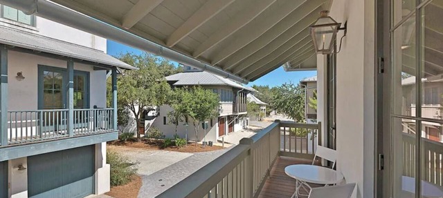 84 Wiggle Lane | Studio-Carriage House Perfect Location!