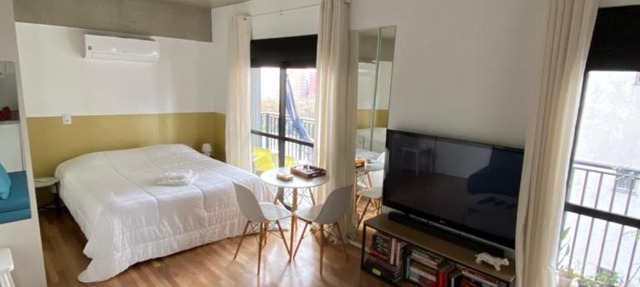 85 New studio w balcony, fast wifi and movie screen!