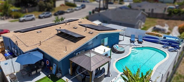 8ft Deep Heated Pool, 9 Seat Medical Grade Jacuzzi, Mini-Golf & Chef’s Kitchen!