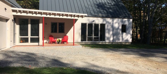 A second floor apartment with en-suite near UNE, Southern Maine beach’s.