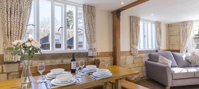 A sudeley castle cottage that sleeps 4 guests in 3 bedrooms