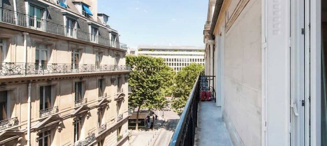 A Sumptuous 2-BR apartment in the Champs-Elysées