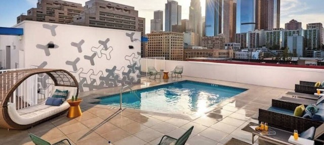 Adorable 2bed Apt with balcony & Rooftop Pool with stunning city skyline vi
