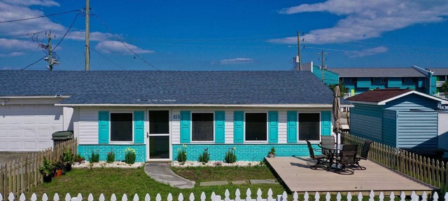 Adorable Beach Cottage,1 Block from Beach + Kure Beach Pier, Dog Friendly with Fence