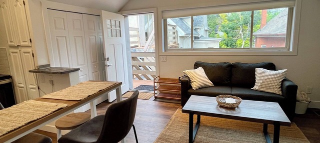Adorable Carriage House Apartment in the Heart of Denver