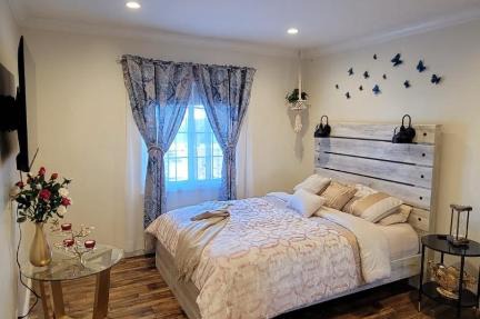 Adorable modern guesthouse with full kitchen