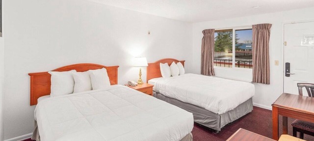 Affordable Room Near Scenic Gene Coulon Beach Park – Just 2.7 Miles!