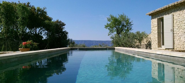 Air-conditioned detached house with a pool, on a family-owned property