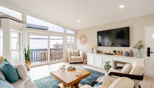 Amazing location, Unique Oceanfront Beach House!