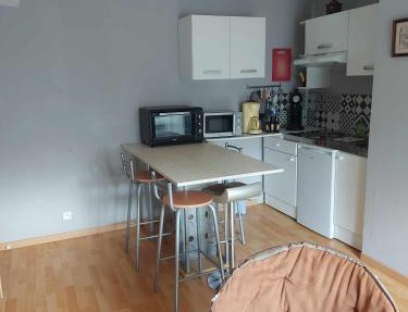 appartement a l'étage d'une maison avec entrée commune par ma maison comprenant une chambre avec un grand lit , une d'enfant et un clic-clac dans la piece de vie in Bazouges-sur-le-Loir