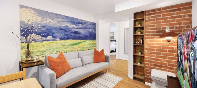 Artist’s 750sqft 2BR Basement – Maple Leaf Park