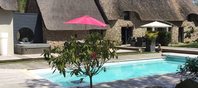 Authentic thatched cottage with pool and spa renovated in 2018