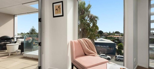 Awesome Downtown Location - park the car and walk to everything !