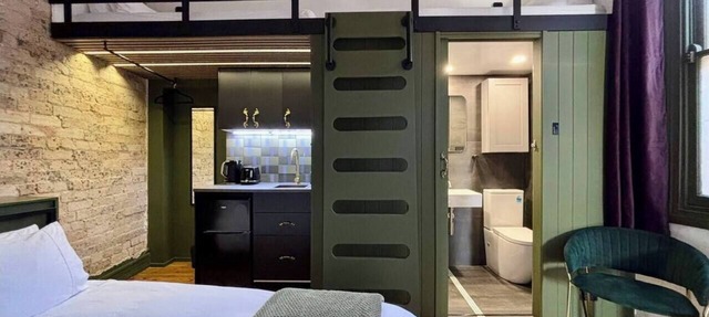 Balmain Village Retreat | Sleeps 4 | AC + Parking | City 3kms