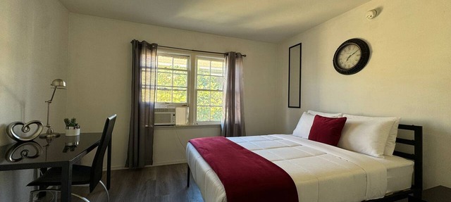 Bargain Beverly Hills, bright 1 bedroom. Great area!