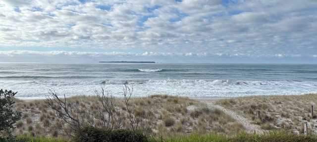 Beachfront- Laid back, quintessential Kiwi bach.