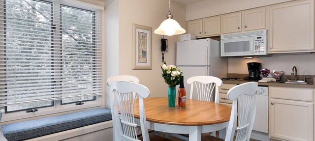 🏖️ Beachside Couples Retreat @ The Shores | Deck + Beach Access + Champagne Welcome ➠ 5719