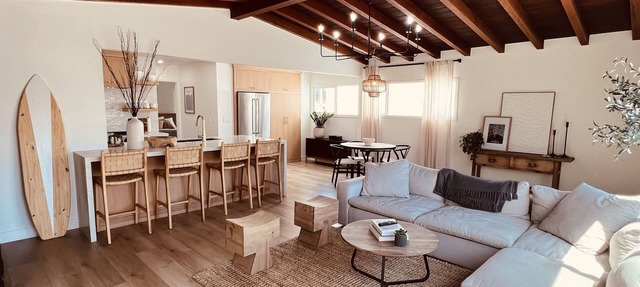Beautiful 2 Bedroom beach bungalow! Steps to the sand!