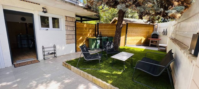 Beautiful, air-conditioned studio with a private entrance and garden.