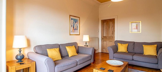 Beautiful and Bright Georgian Style Morningside Apartment - Pass the Keys
