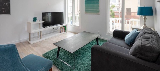 Beautiful and Spacious 1 Bed, Steps to the Beach!