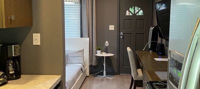 Beautiful and Spacious Hollywood Studio